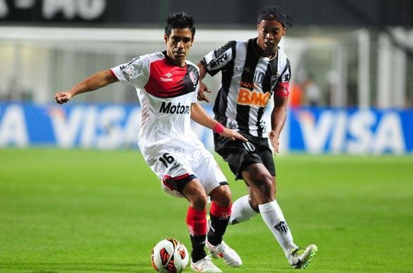 Lances do duelo entre Atltico e Newell's pela semifinal da Libertadores, no Independncia