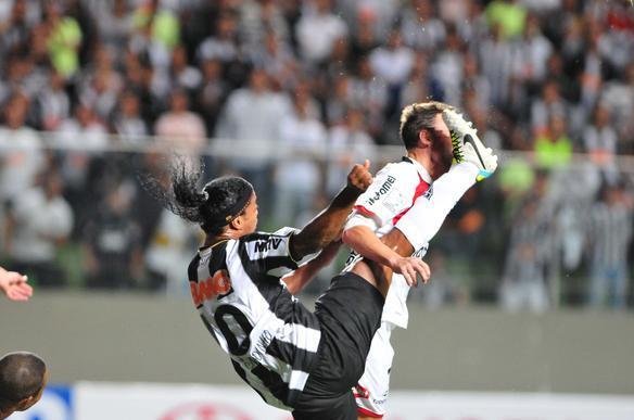 Lances do duelo entre Atltico e Newell's pela semifinal da Libertadores, no Independncia