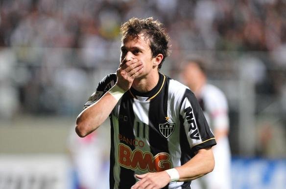 Lances do duelo entre Atltico e Newell's pela semifinal da Libertadores, no Independncia