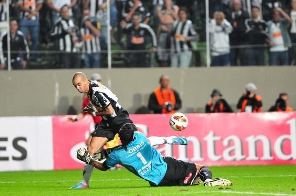 Lances do duelo entre Atltico e Newell's pela semifinal da Libertadores, no Independncia