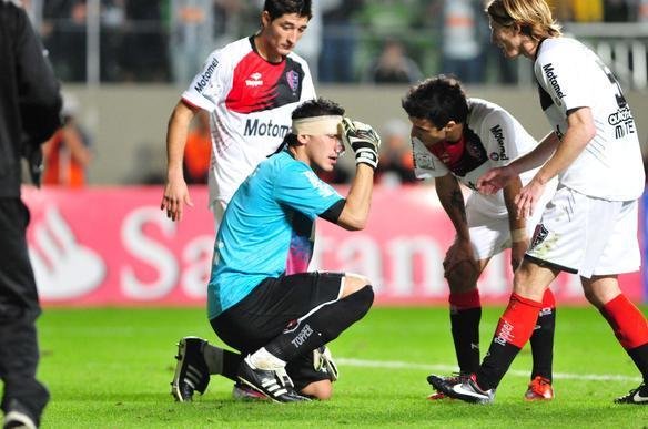 Lances do duelo entre Atltico e Newell's pela semifinal da Libertadores, no Independncia