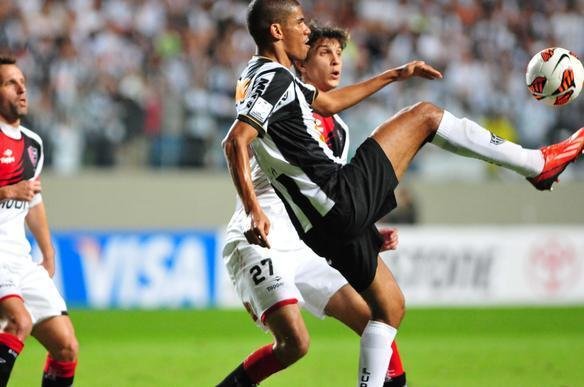 Lances do duelo entre Atltico e Newell's pela semifinal da Libertadores, no Independncia