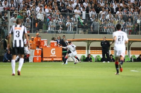 Lances do duelo entre Atltico e Newell's Old Boys no Independncia pela semifinal da Libertadores