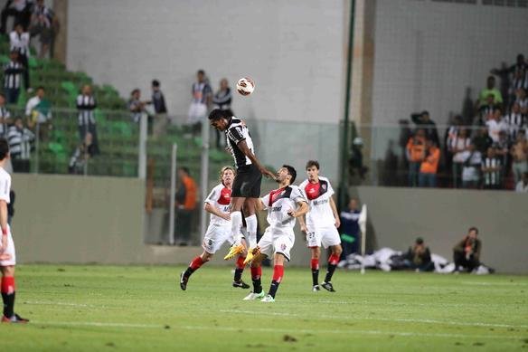 Lances do duelo entre Atltico e Newell's Old Boys no Independncia pela semifinal da Libertadores