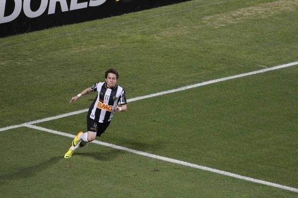 Gol de Bernard, do Atltico, sobre o Newell's aos dois minutos do primeiro tempo