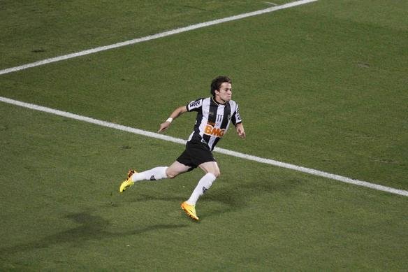 Gol de Bernard, do Atltico, sobre o Newell's aos dois minutos do primeiro tempo