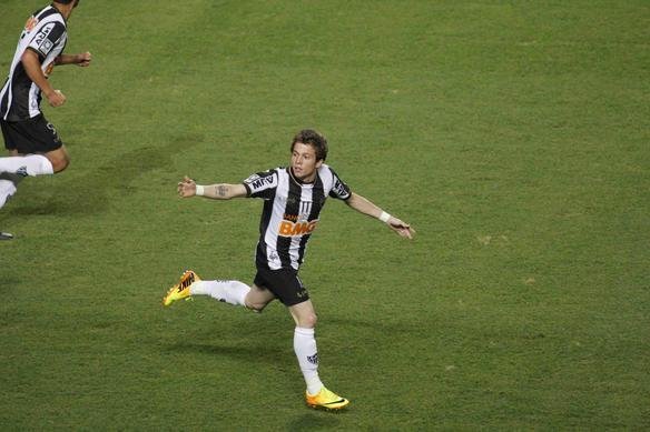 Gol de Bernard, do Atltico, sobre o Newell's aos dois minutos do primeiro tempo