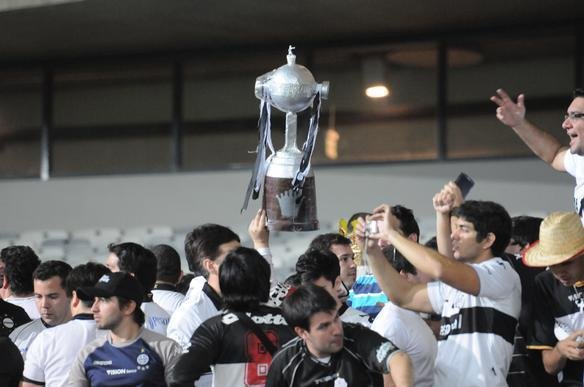 Festa da torcida do Olimpia no Mineiro