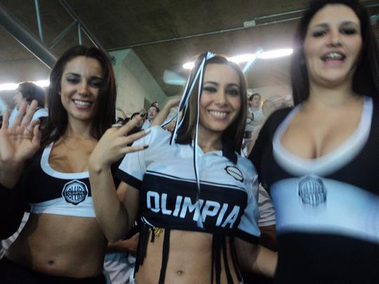 Viviana Figueredo, Acela Gomez e Luana Chamorro, as musas do Olimpia, presentes no Mineiro para a final da Libertadores. Elas prometem pintar o corpo no estdio caso o Decano seja campeo