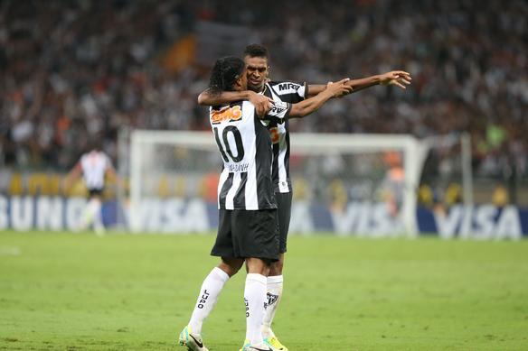 Gol de J, do Atltico, sobre o Olimpia, no incio do segundo tempo