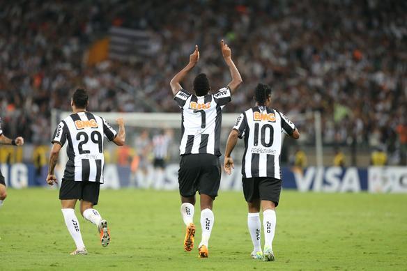 Gol de J, do Atltico, sobre o Olimpia, no incio do segundo tempo