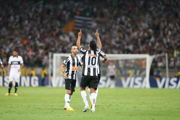 Gol de J, do Atltico, sobre o Olimpia, no incio do segundo tempo