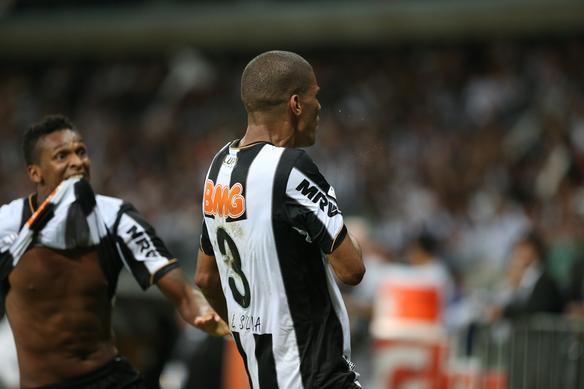 Imagens da comemorao do zagueiro Leonardo Silva, autor do segundo gol do Atltico sobre o Olimpia na deciso da Copa Libertadores, no Mineiro