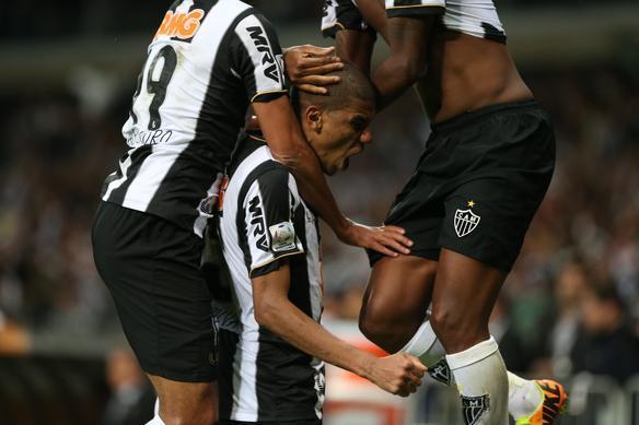 Imagens da comemorao do zagueiro Leonardo Silva, autor do segundo gol do Atltico sobre o Olimpia na deciso da Copa Libertadores, no Mineiro