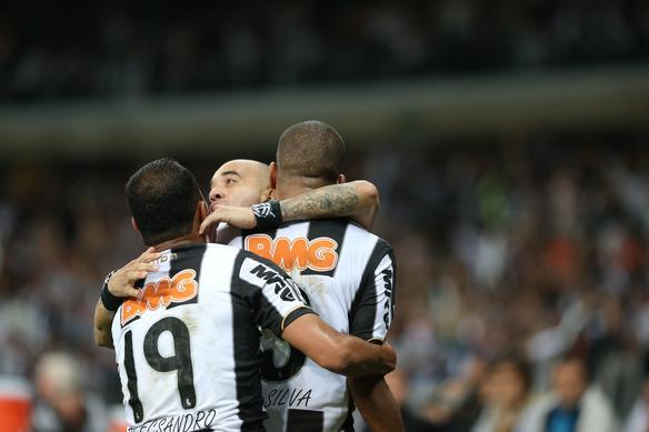 Imagens da comemorao do zagueiro Leonardo Silva, autor do segundo gol do Atltico sobre o Olimpia na deciso da Copa Libertadores, no Mineiro