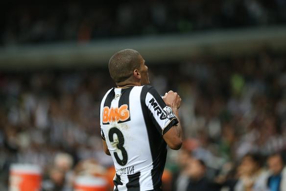 Imagens da comemorao do zagueiro Leonardo Silva, autor do segundo gol do Atltico sobre o Olimpia na deciso da Copa Libertadores, no Mineiro