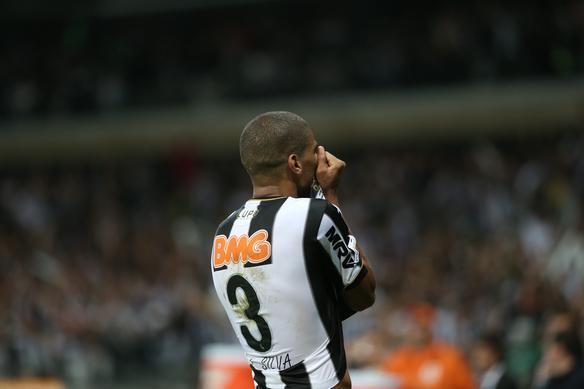 Imagens da comemorao do zagueiro Leonardo Silva, autor do segundo gol do Atltico sobre o Olimpia na deciso da Copa Libertadores, no Mineiro
