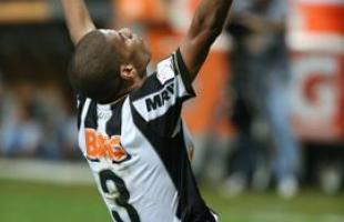 Imagens da comemorao do zagueiro Leonardo Silva, autor do segundo gol do Atltico sobre o Olimpia na deciso da Copa Libertadores, no Mineiro