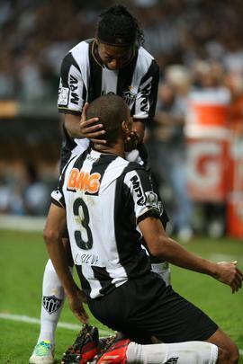 Imagens da comemorao do zagueiro Leonardo Silva, autor do segundo gol do Atltico sobre o Olimpia na deciso da Copa Libertadores, no Mineiro