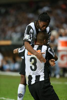 Imagens da comemorao do zagueiro Leonardo Silva, autor do segundo gol do Atltico sobre o Olimpia na deciso da Copa Libertadores, no Mineiro