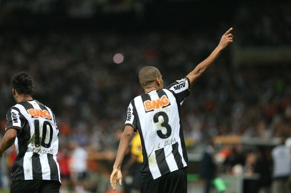 Imagens da comemorao do zagueiro Leonardo Silva, autor do segundo gol do Atltico sobre o Olimpia na deciso da Copa Libertadores, no Mineiro