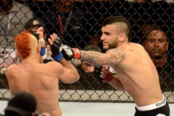 Em duelo de brasileiros, John Lineker levou a melhor sobre 'Sem Chance' no UFC 163
