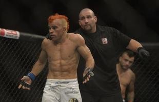 Em duelo de brasileiros, John Lineker levou a melhor sobre 'Sem Chance' no UFC 163