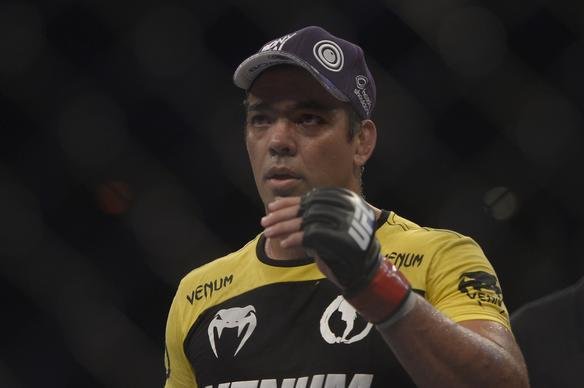 Phil Davis venceu o brasileiro Lyoto Machida por decis�o un�nime no Rio de Janeiro