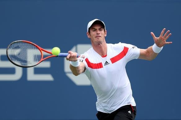 Atual campeo do Aberto dos Estados Unidos, Andy Murray deu mais um passo em sua caminhada em busca do bicampeonato do Grand Slam norte-americano neste domingo, em Nova York. Cabea de chave nmero 3 desta edio da competio, o britnico venceu o alemo Florian Mayer por 3 sets a 0, com parciais de 7/6 (7/1), 6/2 e 6/2, e foi s oitavas de final.