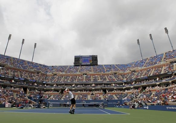 Atual campeo do Aberto dos Estados Unidos, Andy Murray deu mais um passo em sua caminhada em busca do bicampeonato do Grand Slam norte-americano neste domingo, em Nova York. Cabea de chave nmero 3 desta edio da competio, o britnico venceu o alemo Florian Mayer por 3 sets a 0, com parciais de 7/6 (7/1), 6/2 e 6/2, e foi s oitavas de final.