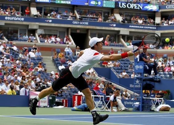 Atual campeo do Aberto dos Estados Unidos, Andy Murray deu mais um passo em sua caminhada em busca do bicampeonato do Grand Slam norte-americano neste domingo, em Nova York. Cabea de chave nmero 3 desta edio da competio, o britnico venceu o alemo Florian Mayer por 3 sets a 0, com parciais de 7/6 (7/1), 6/2 e 6/2, e foi s oitavas de final.