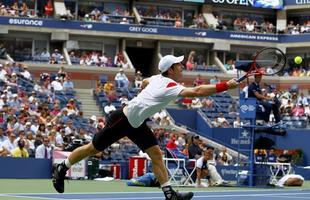 Atual campeo do Aberto dos Estados Unidos, Andy Murray deu mais um passo em sua caminhada em busca do bicampeonato do Grand Slam norte-americano neste domingo, em Nova York. Cabea de chave nmero 3 desta edio da competio, o britnico venceu o alemo Florian Mayer por 3 sets a 0, com parciais de 7/6 (7/1), 6/2 e 6/2, e foi s oitavas de final.