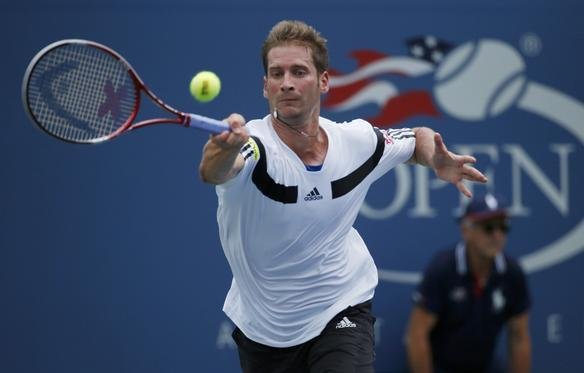 Atual campeo do Aberto dos Estados Unidos, Andy Murray deu mais um passo em sua caminhada em busca do bicampeonato do Grand Slam norte-americano neste domingo, em Nova York. Cabea de chave nmero 3 desta edio da competio, o britnico venceu o alemo Florian Mayer por 3 sets a 0, com parciais de 7/6 (7/1), 6/2 e 6/2, e foi s oitavas de final.