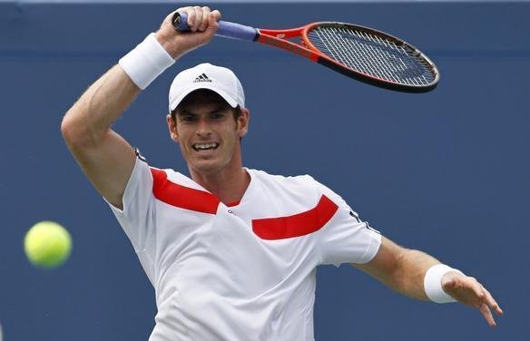 Atual campeo do Aberto dos Estados Unidos, Andy Murray deu mais um passo em sua caminhada em busca do bicampeonato do Grand Slam norte-americano neste domingo, em Nova York. Cabea de chave nmero 3 desta edio da competio, o britnico venceu o alemo Florian Mayer por 3 sets a 0, com parciais de 7/6 (7/1), 6/2 e 6/2, e foi s oitavas de final.