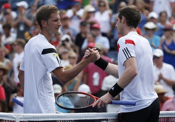 Atual campeo do Aberto dos Estados Unidos, Andy Murray deu mais um passo em sua caminhada em busca do bicampeonato do Grand Slam norte-americano neste domingo, em Nova York. Cabea de chave nmero 3 desta edio da competio, o britnico venceu o alemo Florian Mayer por 3 sets a 0, com parciais de 7/6 (7/1), 6/2 e 6/2, e foi s oitavas de final.