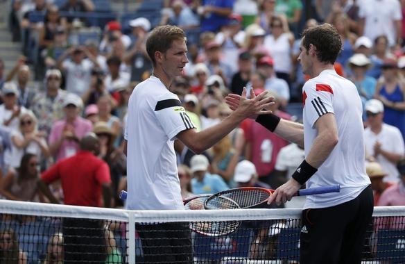 Atual campeo do Aberto dos Estados Unidos, Andy Murray deu mais um passo em sua caminhada em busca do bicampeonato do Grand Slam norte-americano neste domingo, em Nova York. Cabea de chave nmero 3 desta edio da competio, o britnico venceu o alemo Florian Mayer por 3 sets a 0, com parciais de 7/6 (7/1), 6/2 e 6/2, e foi s oitavas de final.