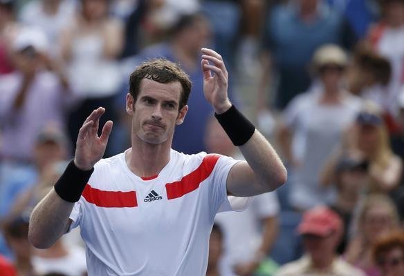 Atual campeo do Aberto dos Estados Unidos, Andy Murray deu mais um passo em sua caminhada em busca do bicampeonato do Grand Slam norte-americano neste domingo, em Nova York. Cabea de chave nmero 3 desta edio da competio, o britnico venceu o alemo Florian Mayer por 3 sets a 0, com parciais de 7/6 (7/1), 6/2 e 6/2, e foi s oitavas de final.