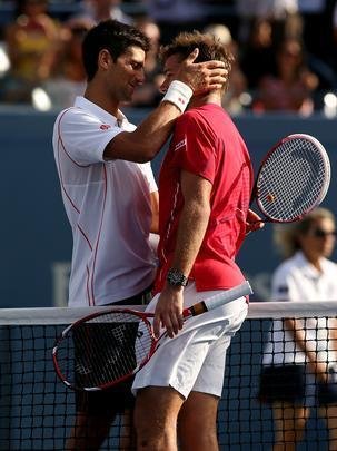 Novak Djokovic teve mais trabalho do que se esperava, mas conseguiu confirmar o favoritismo e garantiu sua vaga na final do Aberto dos Estados Unidos. Nmero 1 do mundo, o tenista srvio precisou de 4 horas e 9 minutos para vencer uma verdadeira batalha contra o suo Stanislas Wawrinka, neste sbado, em Nova York, nos Estados Unidos.