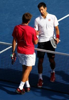 Novak Djokovic teve mais trabalho do que se esperava, mas conseguiu confirmar o favoritismo e garantiu sua vaga na final do Aberto dos Estados Unidos. Nmero 1 do mundo, o tenista srvio precisou de 4 horas e 9 minutos para vencer uma verdadeira batalha contra o suo Stanislas Wawrinka, neste sbado, em Nova York, nos Estados Unidos.