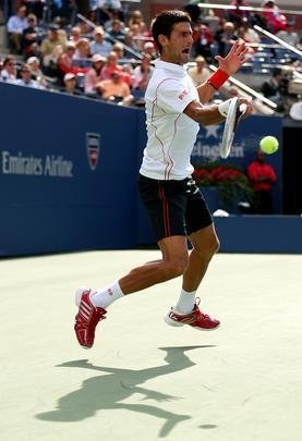 Novak Djokovic teve mais trabalho do que se esperava, mas conseguiu confirmar o favoritismo e garantiu sua vaga na final do Aberto dos Estados Unidos. Nmero 1 do mundo, o tenista srvio precisou de 4 horas e 9 minutos para vencer uma verdadeira batalha contra o suo Stanislas Wawrinka, neste sbado, em Nova York, nos Estados Unidos.