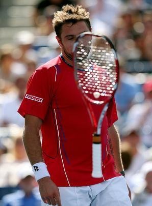 Novak Djokovic teve mais trabalho do que se esperava, mas conseguiu confirmar o favoritismo e garantiu sua vaga na final do Aberto dos Estados Unidos. Nmero 1 do mundo, o tenista srvio precisou de 4 horas e 9 minutos para vencer uma verdadeira batalha contra o suo Stanislas Wawrinka, neste sbado, em Nova York, nos Estados Unidos.