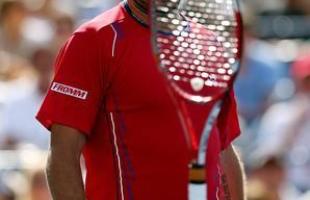 Novak Djokovic teve mais trabalho do que se esperava, mas conseguiu confirmar o favoritismo e garantiu sua vaga na final do Aberto dos Estados Unidos. Número 1 do mundo, o tenista sérvio precisou de 4 horas e 9 minutos para vencer uma verdadeira batalha contra o suíço Stanislas Wawrinka, neste sábado, em Nova York, nos Estados Unidos.