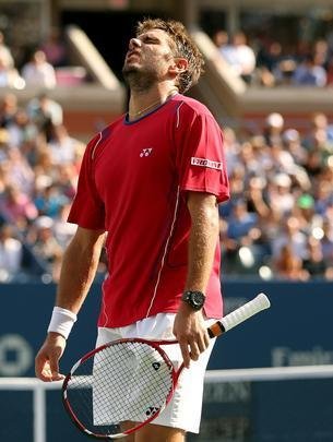 Novak Djokovic teve mais trabalho do que se esperava, mas conseguiu confirmar o favoritismo e garantiu sua vaga na final do Aberto dos Estados Unidos. Nmero 1 do mundo, o tenista srvio precisou de 4 horas e 9 minutos para vencer uma verdadeira batalha contra o suo Stanislas Wawrinka, neste sbado, em Nova York, nos Estados Unidos.