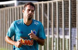 Duas transferncias recusadas e poucas chances no Cruzeiro. Thiago Carvalho foi a primeira contratao de 2012 do clube azul. Porm, neste ano, o jogador foi vetado pelo departamento mdico de Ponte Preta e Vitria, mas foi aceito pelo Boa Esporte. 