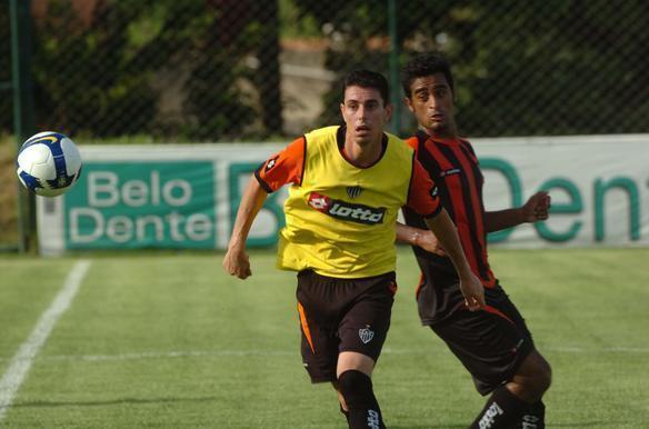 Cria da base do Amrica, Alessandro se destacou logo que subiu ao profissional do Coelho, em 2001, conquistando o ttulo do Campeonato Mineiro.Transferiu-se para o Feyenoord, da Holanda, no ano seguinte, mas no criou razes no futebol europeu. De volta ao Brasil, teve passagens por grandes clubes como Fluminense, Flamengo e Vasco. Porm, foi no Ipatinga, em 2007, que o atacante viu novamente sua estrela brilhar. Ajudou a equipe do Vale do Ao a subir para a Primeira Diviso e foi artilheiro da Srie B. Em 2009, ele protagonizou um episdio inusitado no Cruzeiro, quando foi cortado 'dentro do nibus' pelo tcnico Adilson Batista. Logo em seguida, chegou ao Atltico e se envolveu em nova polmica ao comemorar um gol no clssico contra o arquirrival com gestos obscenos para a torcida celeste. Depois do Galo, ele ainda vestiu a camisa do extinto Ipatinga em duas oportunidades antes de finalmente acertar com o Amrica, em 2011. No ano passado, o camisa 9 sofreu uma leso no joelho esquerdo e ficou 11 meses afastado dos gramados.

 

