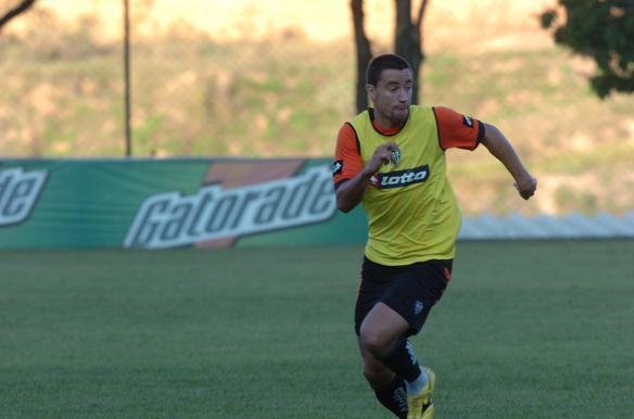 Em sua primeira entrevista como jogador do Atltico,Alex Bruno teve que explicar o pnalti cometido em Tch, em 2007, quando o zagueiro estava no Botafogo e enfrentou o Galo. O lance no foi marcado por Carlos Eugnio Simon e rendeu discusses. O ltimo clube de Alex foi o Paran. 