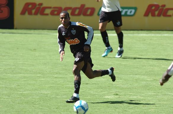 Envolvido em uma polmica sobre adulterao de idade, o volante Carlos Alberto teve a carreira manchada. No Atltico, ora na lateral direita, e s vezes na funo de origem, ele mostrou muita disposio e pouca tcnica. Depois de rodar por vrias equipes, o jogador retornou para o clube que o revelou: o Joinville. 