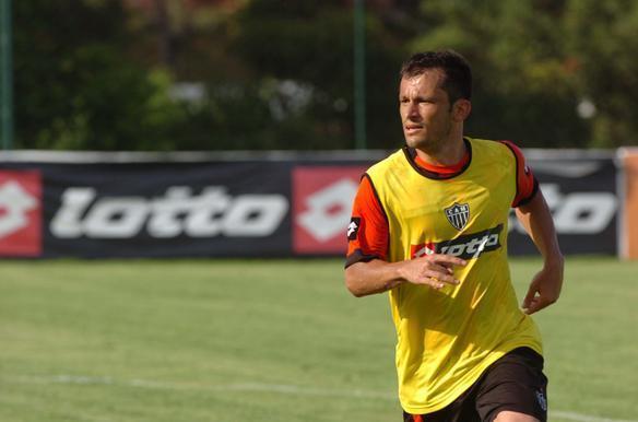 Corra apresentou bom futebol no Atltico. Especialista na bola parada, o jogador foi til em vrios momentos do Brasileiro. Um dos lances marcantes do volante foi um lanamento longo para Diego Tardelli marcar diante do Atltico-PR, no Mineiro. Em 2013, o jogador est na Portuguesa. 