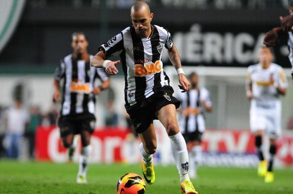 Diego Tardelli se tornou dolo no Atltico a partir do desempenho mostrado em 2009. Ele foi artilheiro do Campeonato Brasileiro, ao lado de Adriano (Flamengo), e foi o atleta do pas que fez mais gols naquela temporada: 42. Depois de ser vendido em 2011, ele voltou em fevereiro e coroou o esforo em seu retorno com o ttulo da Libertadores. Ao lado de Ronaldinho e Victor, o atacante  uma das referncias da equipe alvinegra. 