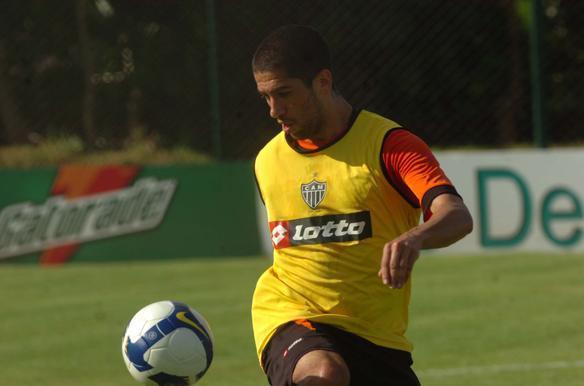 Outra revelao trazida pelo Atltico que no deu certo. Evandro despontou no xar paranaense, mas no repetiu as atuaes no Galo. Hoje, ele joga no futebol portugus. 